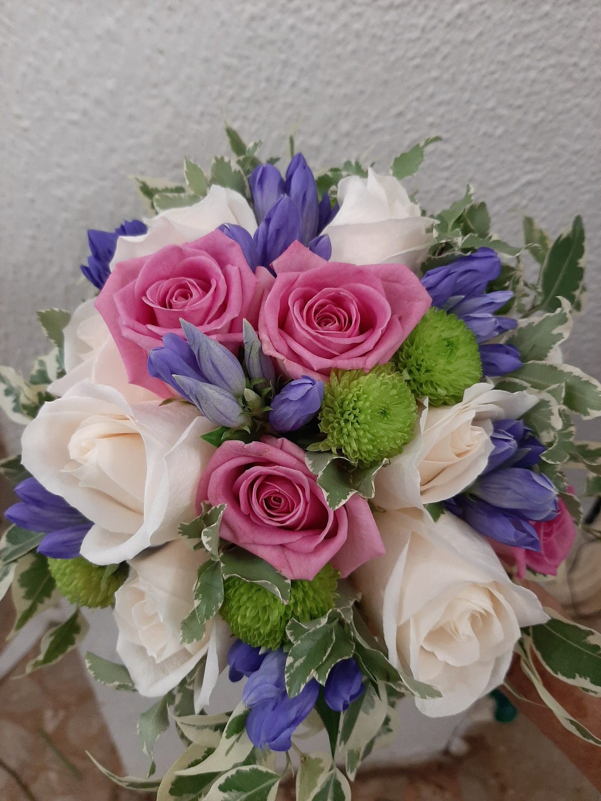 Bouquet di rose bianche e rosa con fiori viola