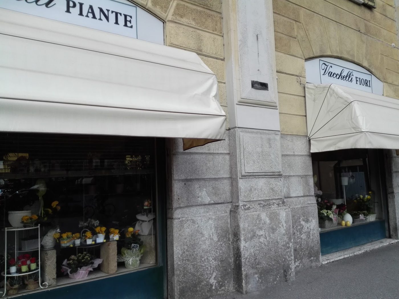 La vetrina del negozio di piazza Risorgimento